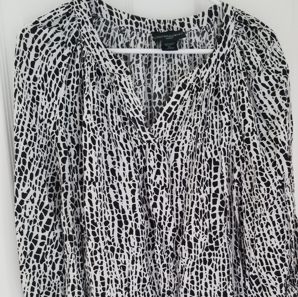 Black and white print 3/4 sleeve top